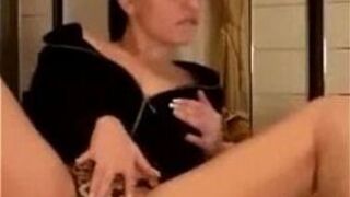 Hotchick Plays on Webcam - porn video